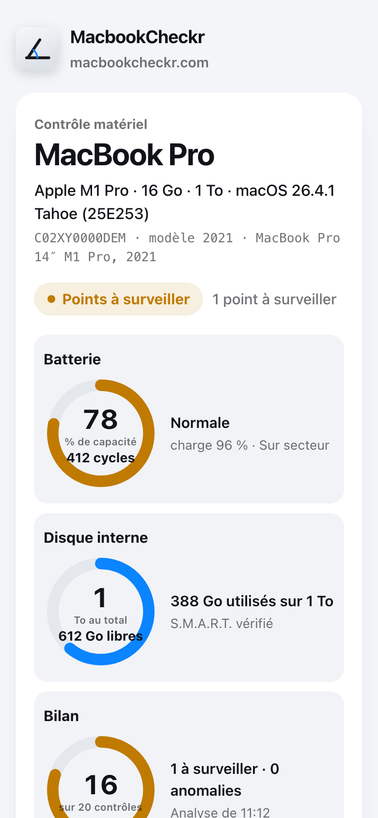 Le bilan d'un MacBook Pro affiché sur un téléphone : anneaux batterie, stockage et contrôles, puis les points à surveiller.